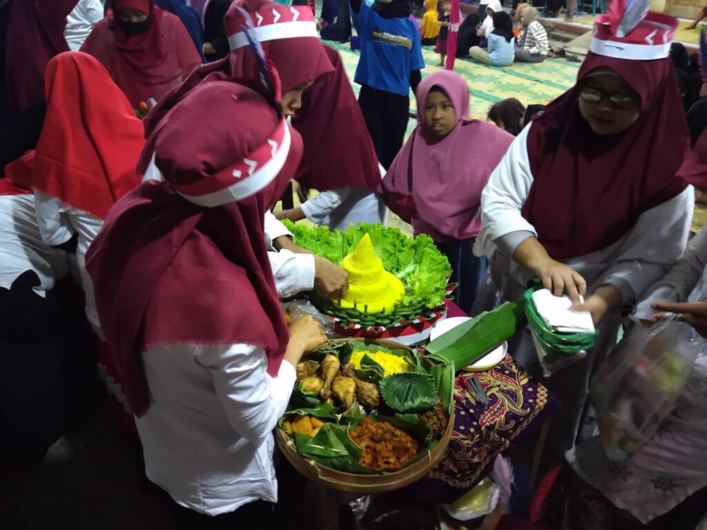 Ibu-Ibu Karan Wetan Adu Kreativitas Lewat Lomba Tumpeng
